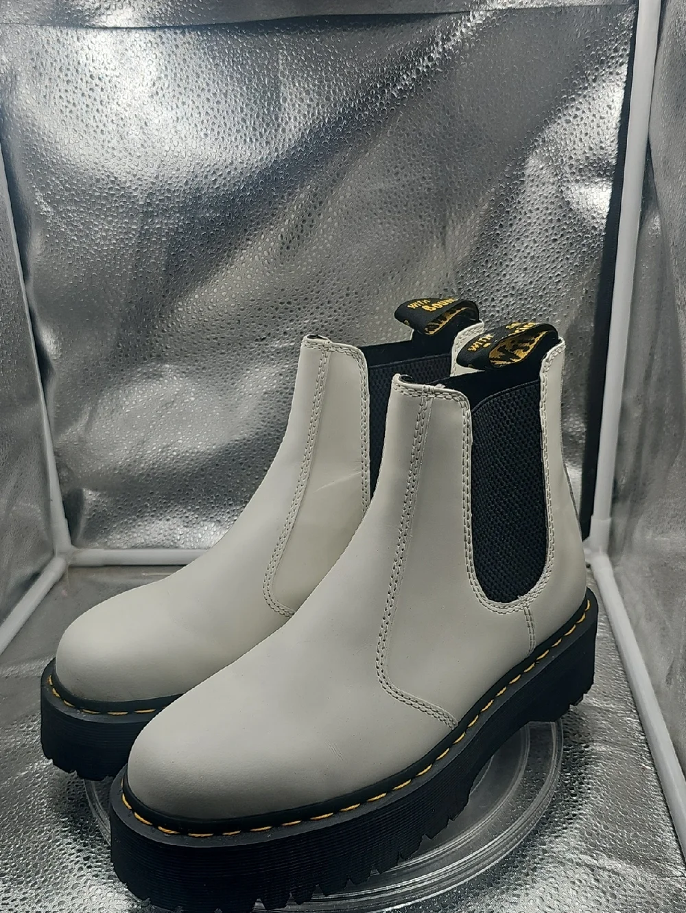 P Dr. Martens White Leather Softy-T 2976 Chelsea Boots New W/O tags Black Sole - Picture 5 of 14